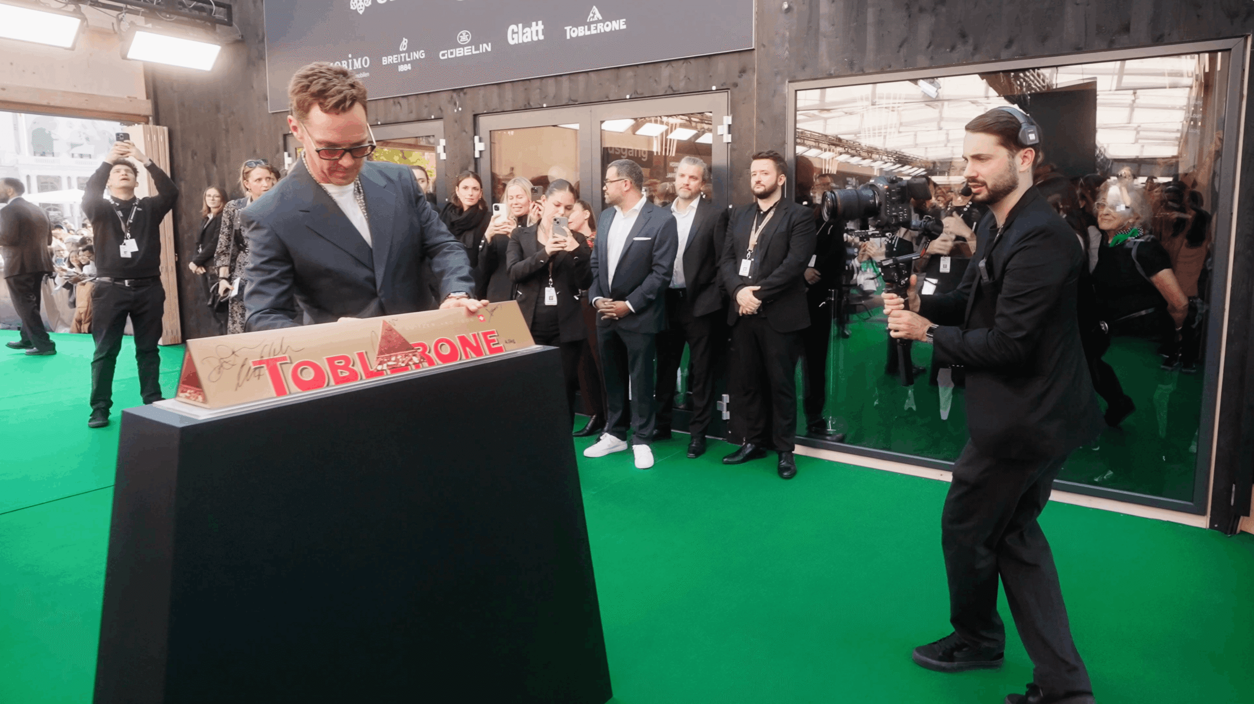 Green Carpet Benedict Cumberbatch - Zurich Film Festival_Behind_the_Scenes Black Frame